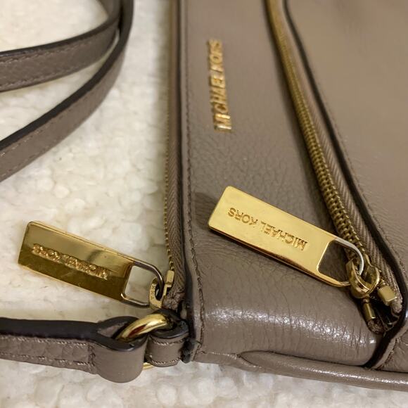 MICHAEL KORS BEDFORD Mushroom Pebbled Leather Slim Flat Crossbody Messenger Bag - Picture 5 of 16